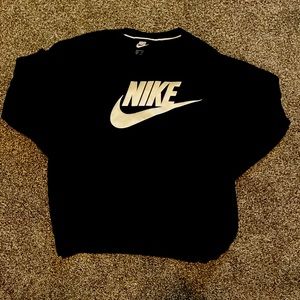 black nike center swoosh crewneck pre owned condition no flaws size M